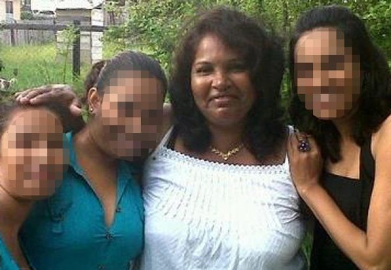 Por ciúmes, marido mata mulher e tenta decapitá-la no meio da rua