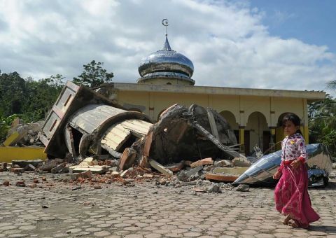Terremoto na Indonésia deixa mais de 90 pessoas mortas 