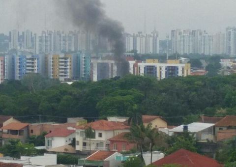  URGENTE: Avião cai atrás de condomínio em Manaus 