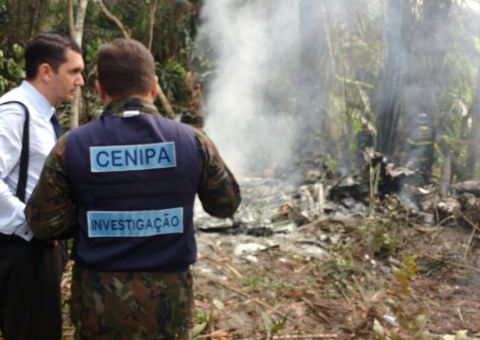 URGENTE: Pelo menos quatro pessoas morrem em queda de avião em Manaus 