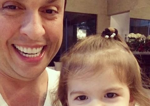 Filha de Ceará esbanja fofura a imitar Silvio Santos. Vídeo