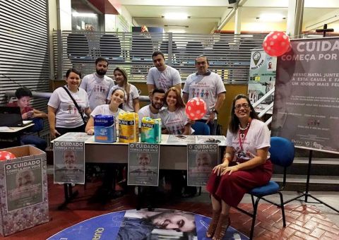 Alunos entregam donativos arrecadados para abrigo de idosos