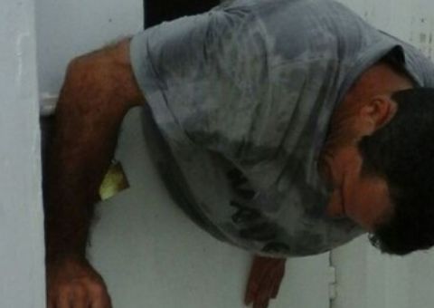 Detento fica entalado na porta da cela ao tentar fugir