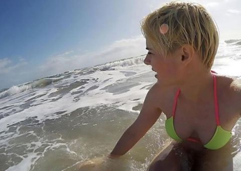  Modelo ignora acenos sobre tubarão por achar que era cumprimento