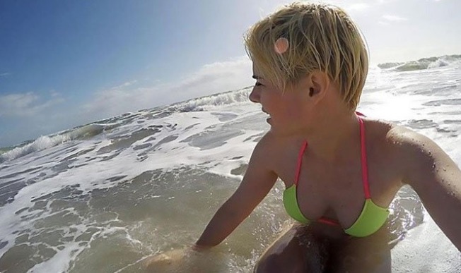  Modelo ignora acenos sobre tubarão por achar que era cumprimento