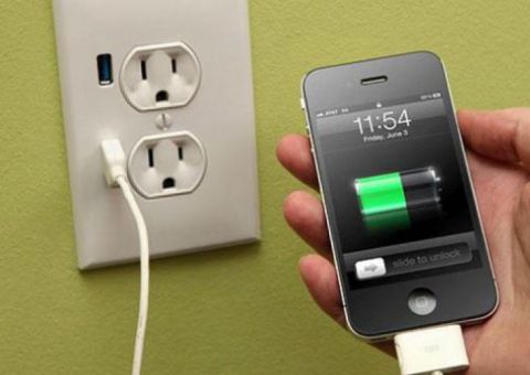 Bebê morre após brincar com celular preso à tomada 