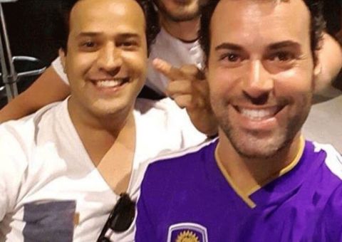 Namorado de Carol Celico ganha camisa de Kaká em inimigo oculto