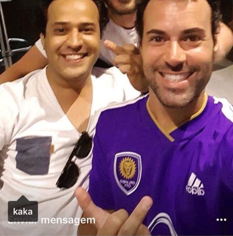 Namorado de Carol Celico ganha camisa de Kaká em inimigo oculto
