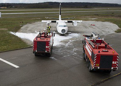 Duas pessoas morrem após queda de avião na Suíça