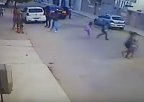 Vídeo: Jovem é executado por grupo em frente a escola no Ceará