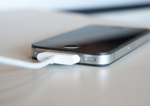 Bebê de 7 meses morre após ser eletrocutado carregador de celular