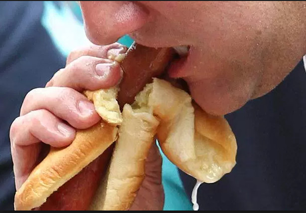 Homem ameaça ex-namorada com bomba feita de salsicha