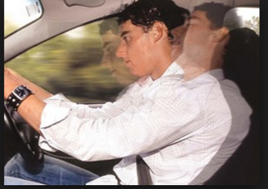 Dirigir após dormir menos de 5 horas é mesmo que está bêbado, aponta estudo