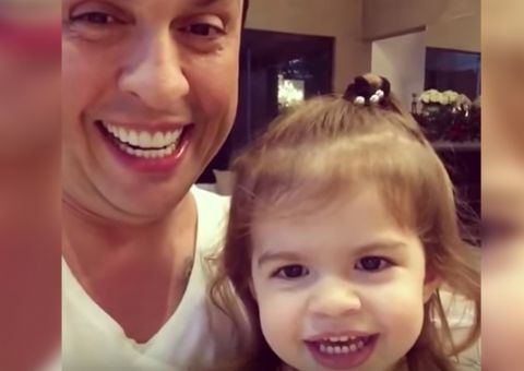 Ceará ensina a filha a imitar Silvio Santos e bomba nas redes sociais