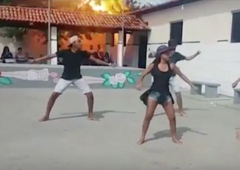 Raio cai dentro de escola durante apresentação de alunos