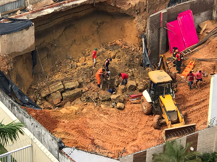 Obra desaba e deixa trabalhadores soterrados em Manaus