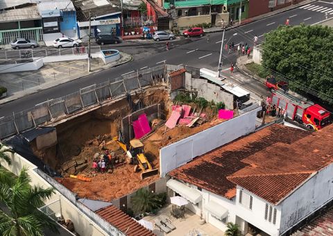 Uma pessoa continua soterrada após desabamento de obra em Manaus
