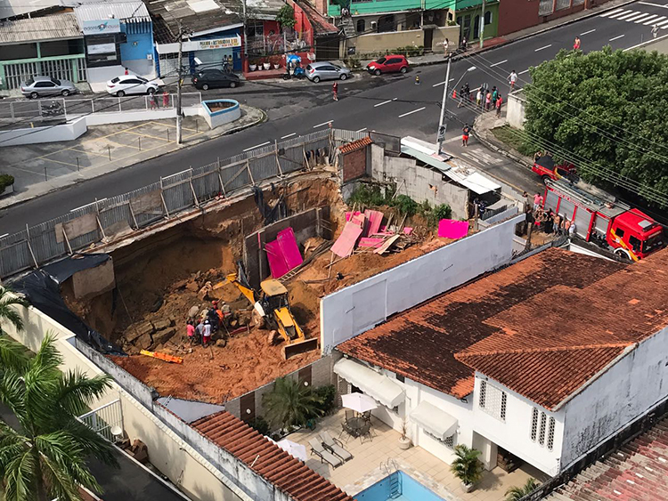 Uma pessoa continua soterrada após desabamento de obra em Manaus