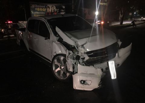 Carro fica destruído após bater em poste na Zona Centro-Sul de Manaus 