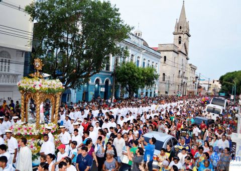  Procissão de Nossa Senhora da Conceição  reúne cerca de 60 mil fiéis em Manaus 