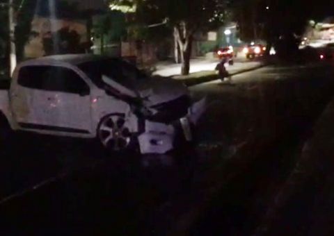 Vídeo mostra desespero para salvar jovem que bateu em poste na Efigênio Sales