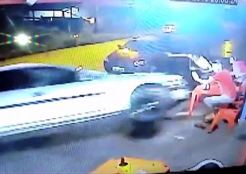 Vídeo mostra momento em que carro invade bar e mata duas pessoas 