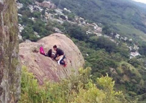Casal é flagrado fazendo sexo em alto de montanha