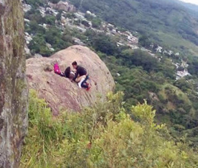 Casal é flagrado fazendo sexo em alto de montanha