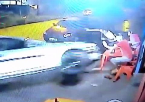 VÍDEO: Carro bate em moto, invade calçada de um bar e mata duas pessoas