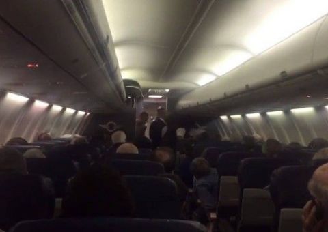 Durante viagem de avião, mulher passa mal e dá à luz