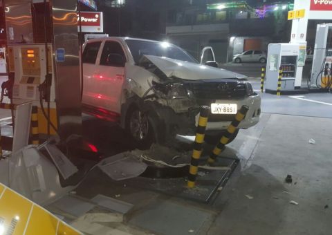  Trio joga carro em bomba de combustível para roubar cofre de posto de gasolina em Manaus 
