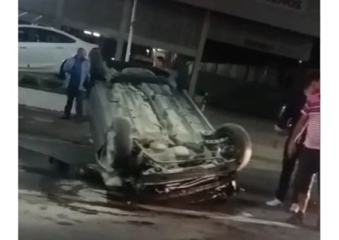 Motorista perde controle de carro, derruba poste e capota em Manaus 