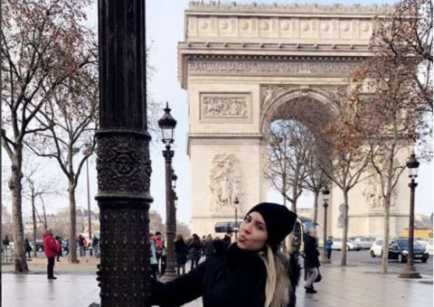 Em Paris, Mulher Melão posa vestida e diz que está passando mal