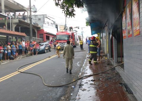 Incêndio atinge lanchonete em Manaus