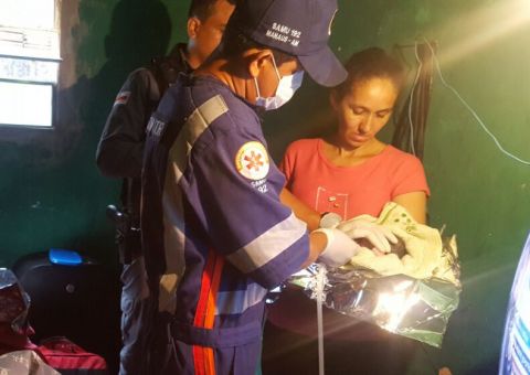 PMs ajudam mulher a dar à luz a gêmeos em Manaus
