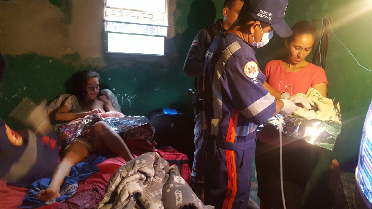 PMs ajudam mulher a dar à luz a gêmeos em Manaus