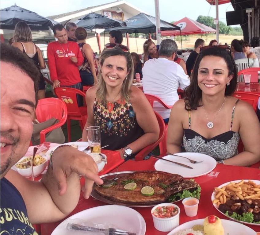 Viviane Araújo curte flutuante em Manaus 