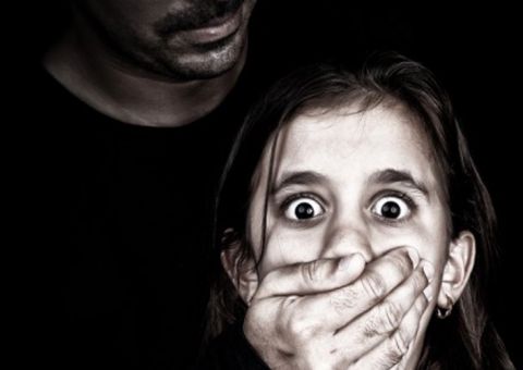 Jovem é preso após estuprar suas duas irmãs menores, uma estava grávida