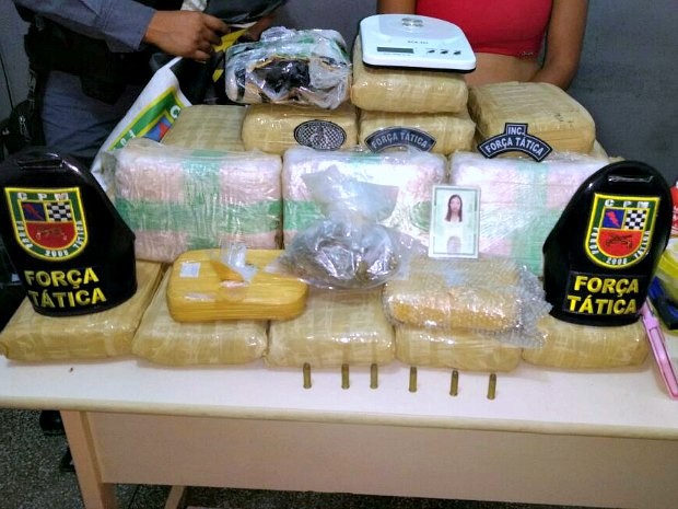  Em Manaus, Mulher é presa com cocaína e oxi em bolsa de bebê
