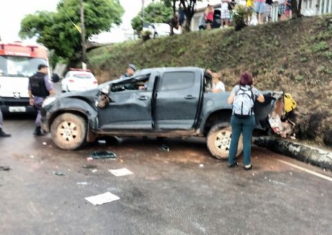 Picape capota em Manaus e deixa dois homens feridos