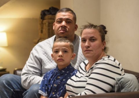 Pai perde o emprego por causa do corte de cabelo do filho