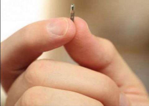 Com chip implantado, brasileira desafia quem quiser hackear seu corpo