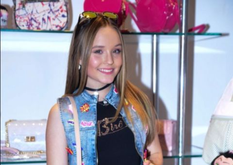 Larissa Manoela é tietada por executivos da Globo em evento