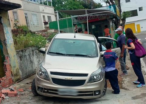 Jovem sem braços bate carro 7 dias após tirar habilitação especial em Manaus