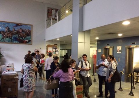 Raio cai e causa curto-circuito no prédio da Aleam que é evacuada