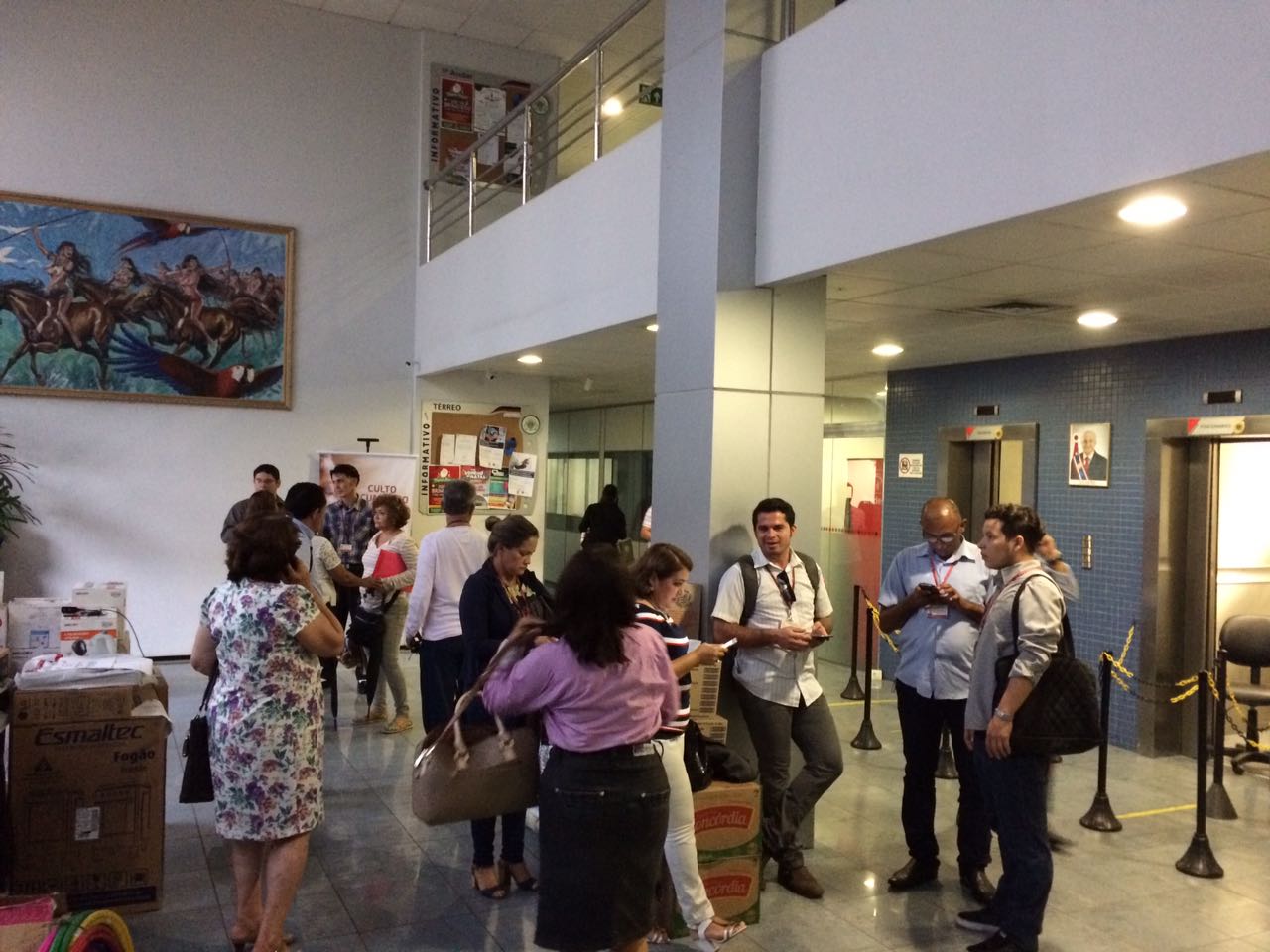 Raio cai e causa curto-circuito no prédio da Aleam que é evacuada