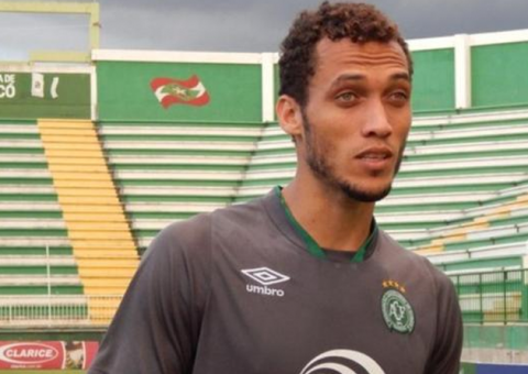 Emocionado, zagueiro Neto recebe informação sobre tragédia da Chapecoense e faz revelação