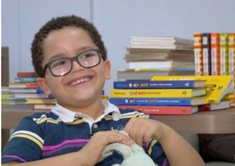 Criança lê 88 livros e escreve 4 livros em um ano