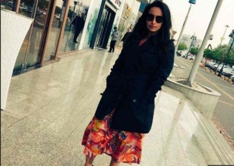 Mulher saudita é presa após publicar foto sem véu no Twitter