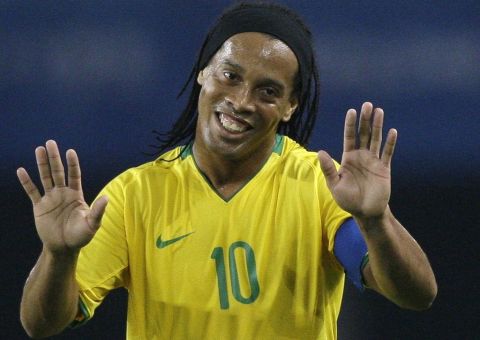 Ronaldinho Gaúcho fica hipnotizado pela beleza de jornalista